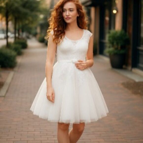 REDUCED Women's White Wedding Dress, knee length Size 4 NWOT - Picture 1 of 14